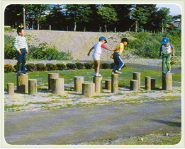 （写真）遊具・丸太ステップ