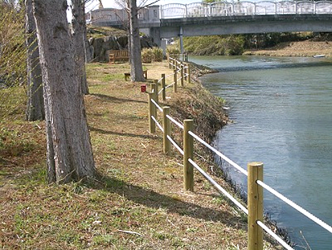 （写真）兵庫県加東市　県立播磨中央公園（ロープ柵）