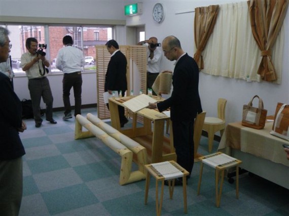 多可ひのき木綿・製品説明会　神戸芸術工科大学・野口教授　説明風景