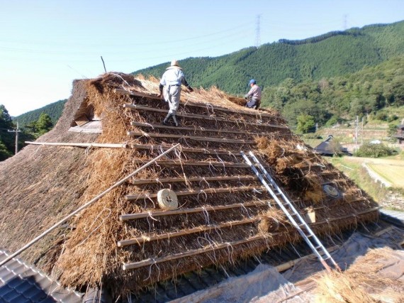 「棚田百選・岩座神（いさりがみ）」　茅葺き風景（全体と足場）