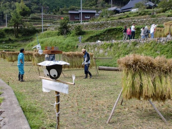 「棚田百選・岩座神（いさりがみ）」　棚田オーナー稲刈り・稲木干し