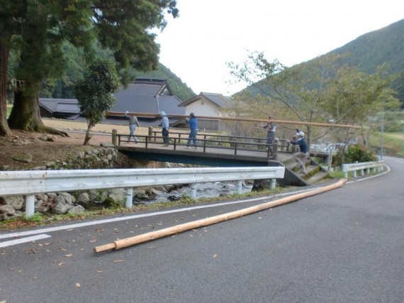 岩座神・氏神　五霊神社・のぼり竿　（搬送中・５人で担いでいます）