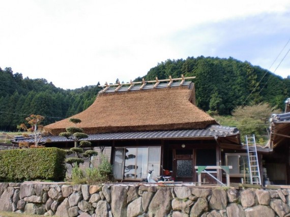 茅葺屋根・葺き替え工事完成　（全景・近景）