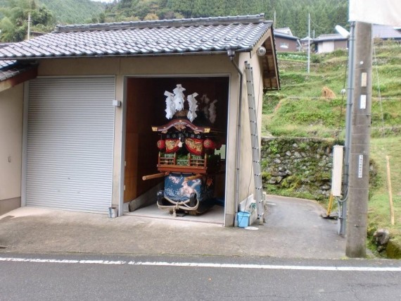 岩座神・氏神　五霊神社　曳山　（今年は雨天のため、曳山倉庫の中で飾りつけ）