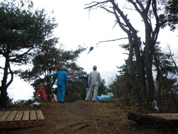 荷降ろし地点に近づいたヘリコプター