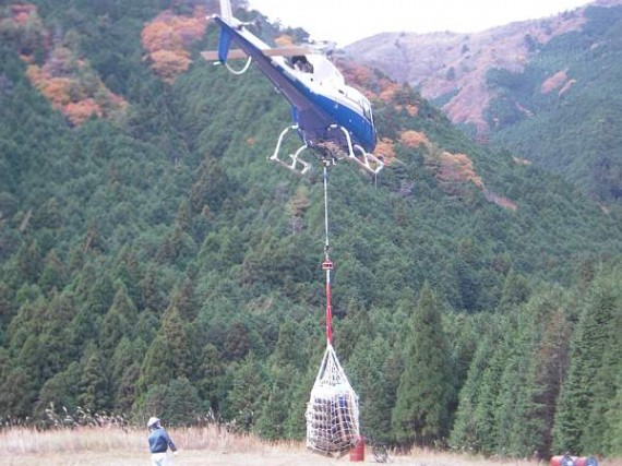 ヘリコプターによる木製資材輸送　（輸送基地から出発の様子１）