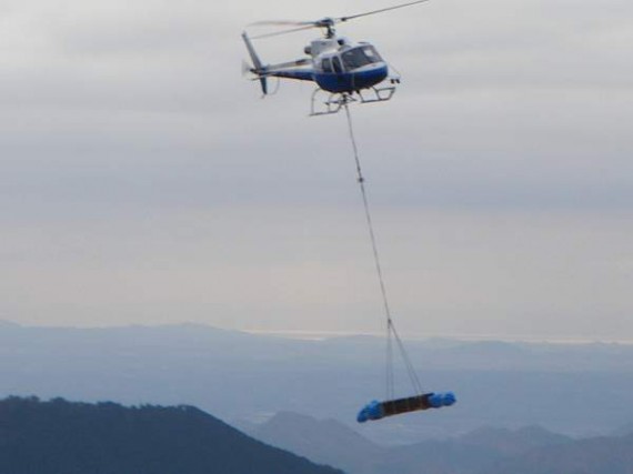 ヘリコプターによる木製資材運搬　（荷揚げ地点付近から）