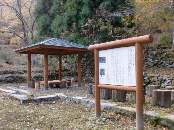 「金山廃村」　東屋と案内板