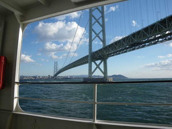 「明石海峡大橋」（桁下から）　自動車はこの橋の上を走ります