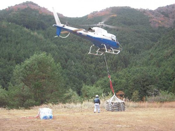 ヘリコプターによる木製資材輸送　（輸送基地から出発の様子１）