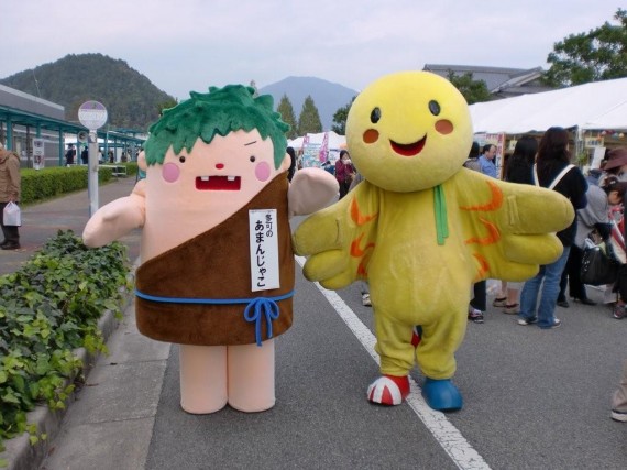 多可町観光PRキャラクター「あまんじゃこ」　と　兵庫県キャラクター「はばたん」　の２ショット