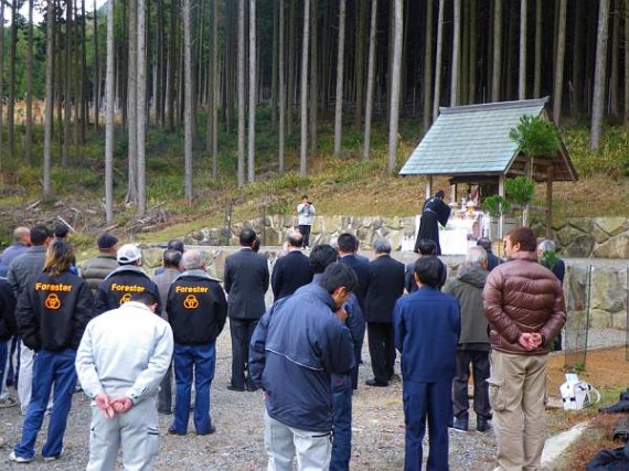 「山の神様」　神職の安全祈願を見守る出席者