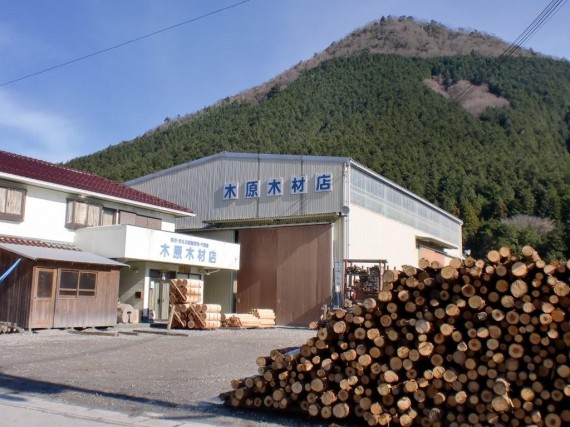 新春を迎えた弊社（製材所）全景