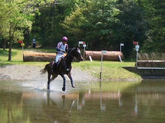 「クロスカントリー競技」　水郷内を疾走する競技者