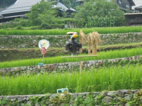 製作された「カラスの貫太郎」の案山子　