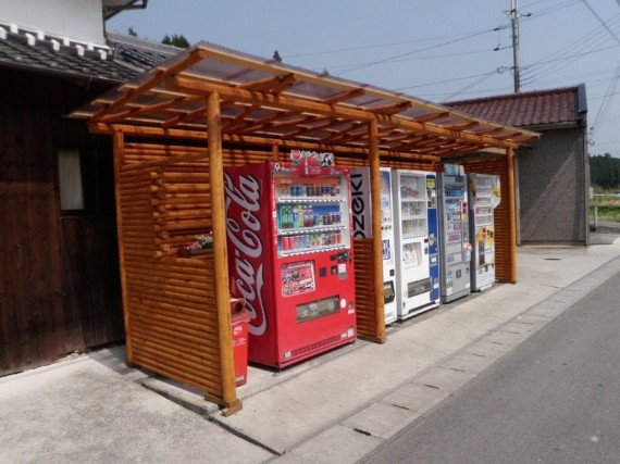 丸棒加工品で作成されて「擁壁」で囲まれた「自動販売機」　（全景）