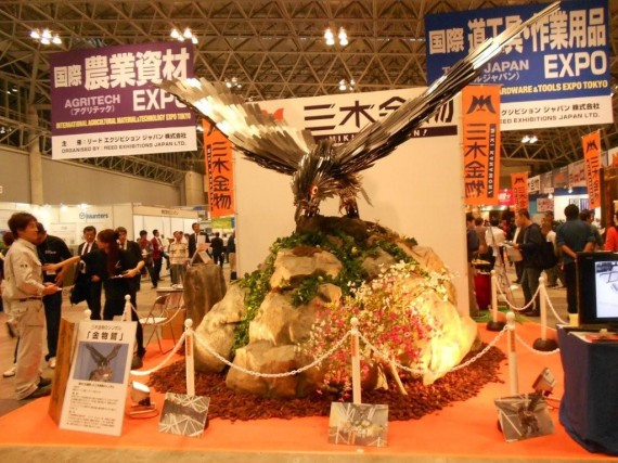 「道工具・作業用品ＥＸＰO」コーナーの「三木金物」ブースに展示された「金物鷲」　