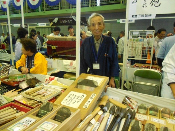 展示即売会会場内　伝統工芸士と鉋（かんな）の２ショット