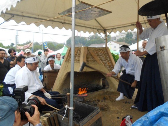 三木金物まつり恒例の「古式鍛練」　（今回は鋸（のこぎり）でした）