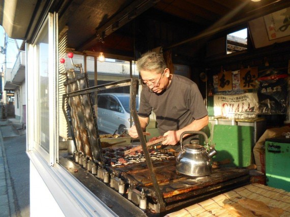 「鯛焼き」を焼く店主　（この鯛焼きのように、店主のお腹の中には「アンコ」が一杯？