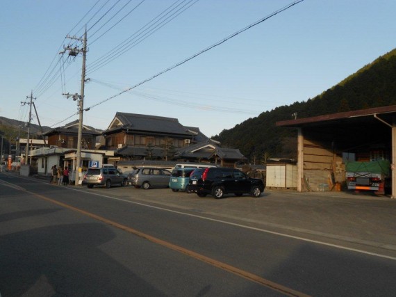 「千ケ峰ＴＡiＹＡＫi宮崎」　店舗のコンテナハウスの周りには鯛焼きを待つ人と車が……