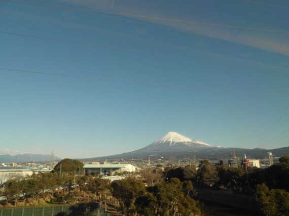 「低炭素杯２０１２」視察に向かう新幹線の車窓からくっきりと見えた雪景色の富士山　『エコ富士』