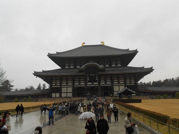 世界最大級の木造建造物　「東大寺・大仏殿」を正面からみたところ