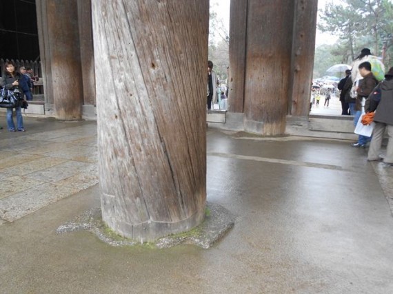 「東大寺・南大門」　明治の修理時に、丸柱（円柱）の腐れ部分に埋め木が施されています