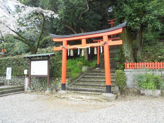 「建勲神社」内の普通の鳥居　（弊社でも部材生産が可能な一般型です）