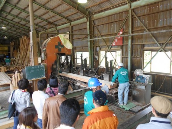 「金原治山治水財団」の生産材を引く製材風景