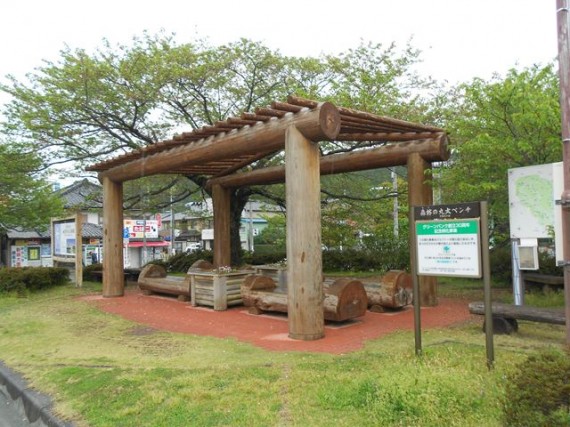 天竜・二俣駅前の設置されている　「森林の丸太ベンチ」