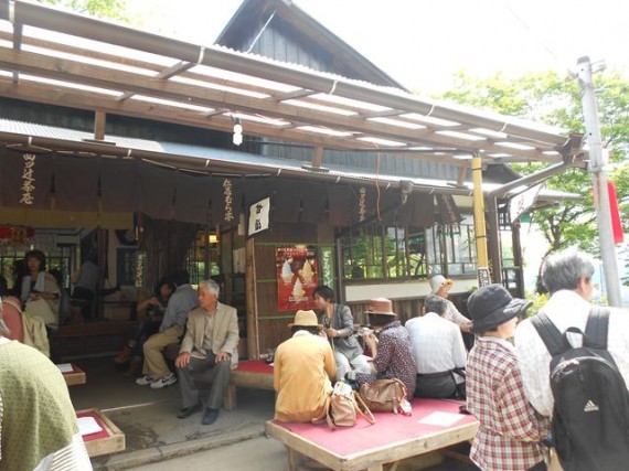 「稲荷山・四つ辻」の茶店　（ここで４合目ぐらいですが、食事をすると登頂意欲が低下？）