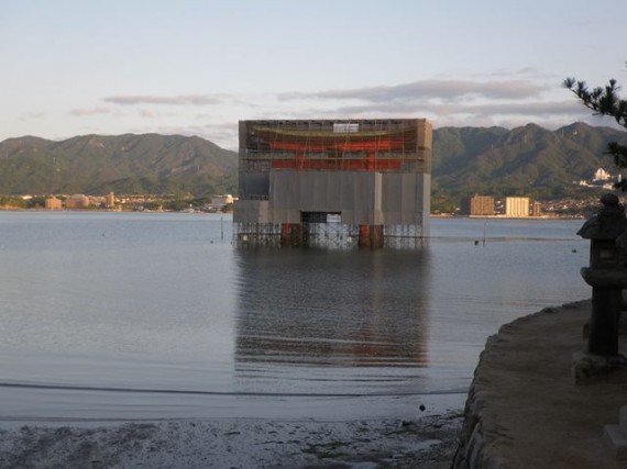 宮島・厳島神社　修理中の大鳥居　（海岸側から）