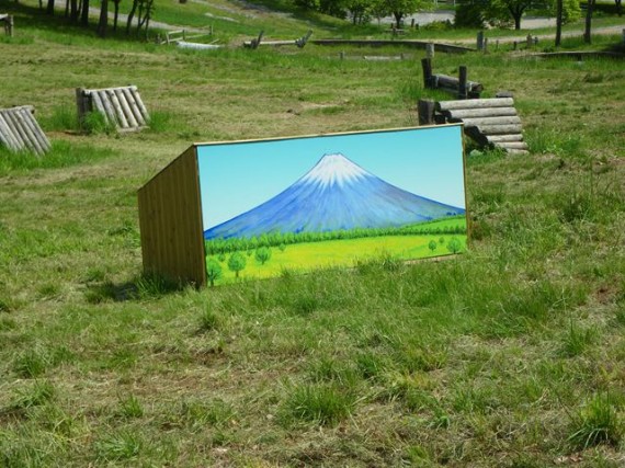 木製障害物には、「富士山」の絵が描かれています