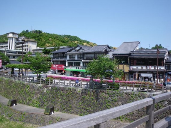 「錦帯橋」周辺の木柵（転落防止柵）　（景観に配慮した木材利用方法です）