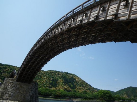 「錦帯橋」のアーチ橋分の木組みを下から観察