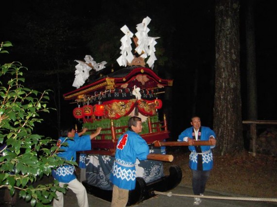 岩座神・五霊神社　曳山（お宮さんへ引き上げているところ）