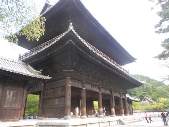 「南禅寺・三門」全景　　門の左手前から撮影