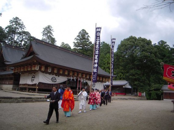 播磨二宮・荒田神社・秋祭り　「御旅」神事　（神社総代に続き、神職等が境内を周回）