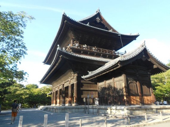 「南禅寺・三門」全景　　門の右手前から撮影