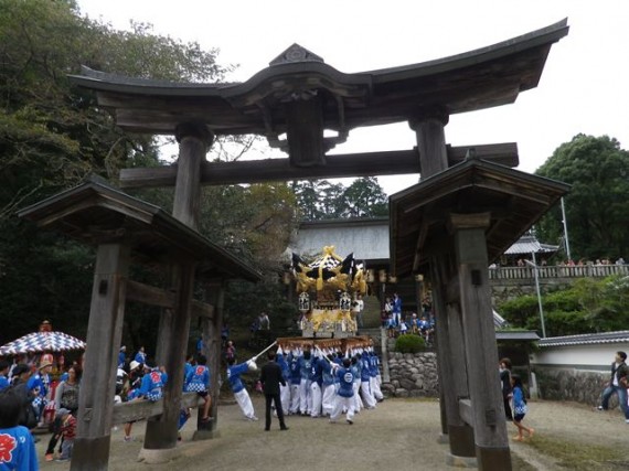 播磨二宮・荒田神社・秋祭り　木製鳥居脇で太鼓屋台の奉納