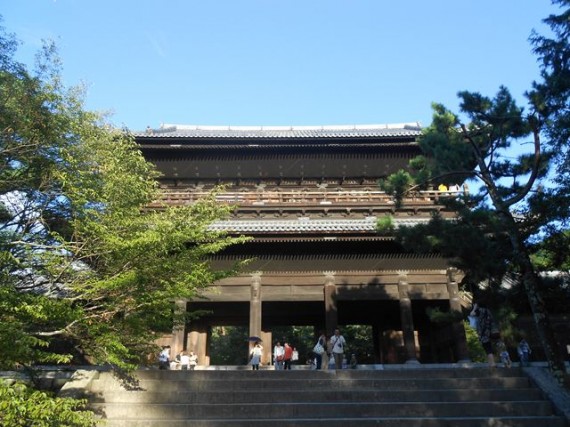 「南禅寺・三門」全景　　門の正面から撮影