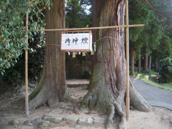 岩座神・五霊神社　丸棒加工品を活用した提灯釣り（支柱）