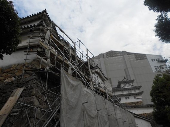 姫路城の櫓の補修現場　こちらでも鉄パイプの足場が組まれていました　（少し悲しい……）