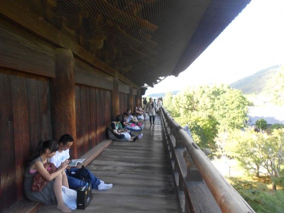 「南禅寺・三門」　楼上の裏側（山側）の様子　（まるで鴨川べりのようです）