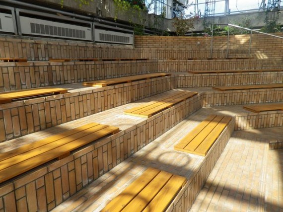兵庫県立フラワーセンター　温室の木製ベンチ板