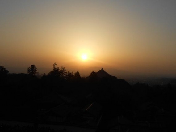 東大寺二月堂・舞台からの夕日　（大仏殿の上に沈む夕日）　