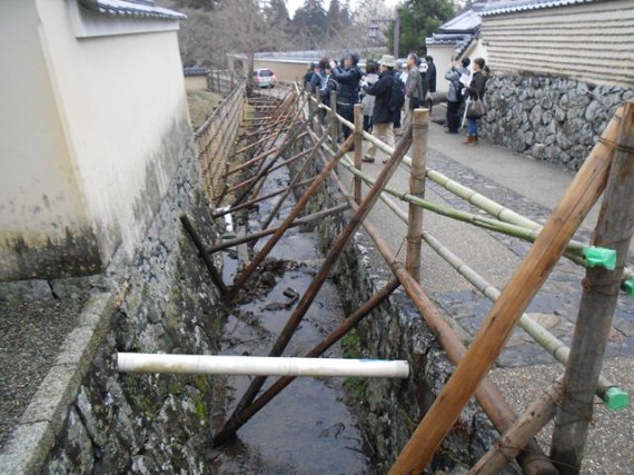 東大寺二月堂までの見学者通路（北側）　転落防止柵の支えに足場丸太と切丸太を使用