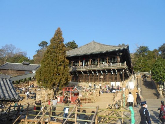 東大寺二月堂　観覧会場の石碑や石灯篭の保護柵　（木杭と竹柵）　