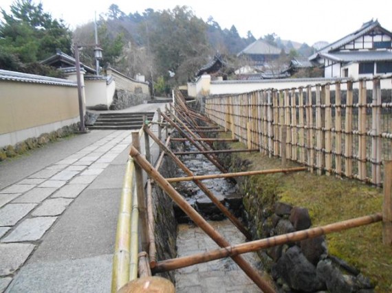 東大寺二月堂までの見学者通路（北側）　転落防止柵の支柱に「切丸太」を使用